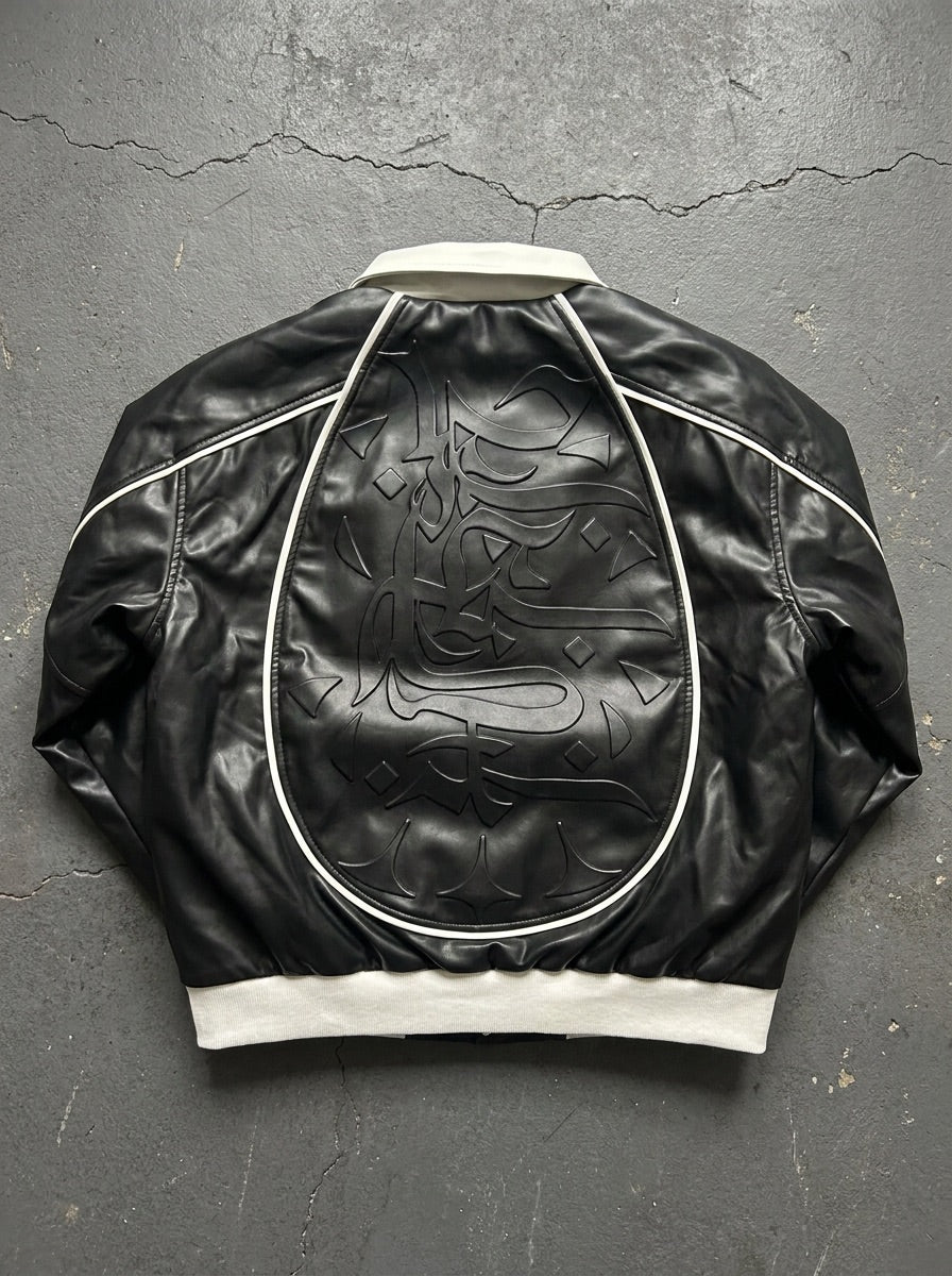 Dos de la Veste Three 60 Black epok, broderie calligraphique haute densité